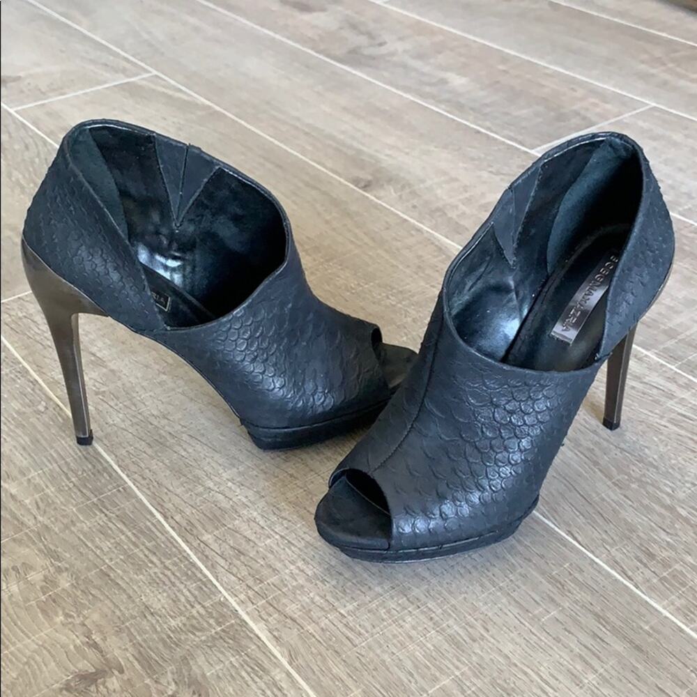 BCBG MAXAZRIA Women's Black Glazed Python Peep To… - image 7